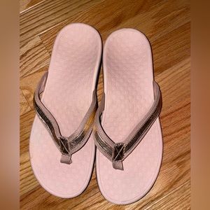 Vionic woman’s flip flops size 9